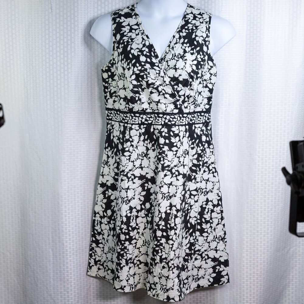 Croft & Barrow Size 12 black/white sleeveless cross front stretch floral dress